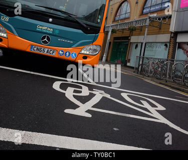 Juni 2019 - Großer Bus nähert sich ein Zyklus Platz auf die Straße gemalt, niedrige View Point Stockfoto