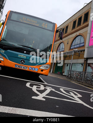 Juni 2019 - Großer Bus nähert sich ein Zyklus Platz auf die Straße gemalt, niedrige View Point Stockfoto