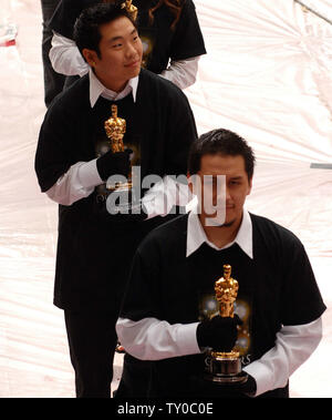 Studenten aus inner-city Filmemacher tragen die 50 Oscar Statuetten für die 80. jährlichen Academy Awards auf dem Roten Teppich bis zum Kodak Theater während der Parade des Oscars in Hollywood, Kalifornien am 23. Februar 2007. (UPI Foto/Roger L. Wollenberg) Stockfoto