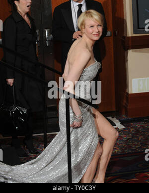 Moderator Rene Zellweger (L) Blätter der Presse Zimmer auf der 80. jährlichen Academy Awards im Kodak Theater in Hollywood, Kalifornien, am 24. Februar 2008. (UPI Foto/Jim Ruymen) Stockfoto