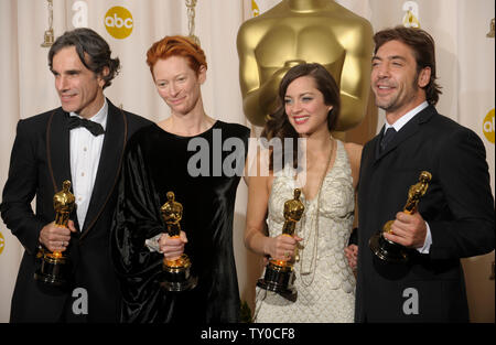 Daniel Day-Lewis (L-R), bester Schauspieler Sieger für "Blut", Tilda Swinton, Beste Nebendarstellerin für 'Michael Clayton', Marion Cotillard, beste Schauspielerin für "La Vie en Rose' und Javier Bardem, bester Nebendarsteller für "kein Land für alte Männer" Pose mit ihren Oscars am 80. Academy Awards in Hollywood am 24. Februar 2008. (UPI Foto/Phil McCarten) Stockfoto