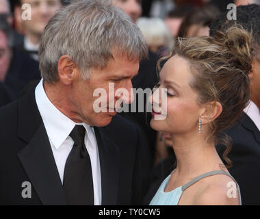 Harrison Ford (L) und Schauspielerin Calista Flockhart kommen für die 80. jährlichen Academy Awards im Kodak Theater in Hollywood, Kalifornien, am 24. Februar 2008. (UPI Foto/Terry Schmitt) Stockfoto