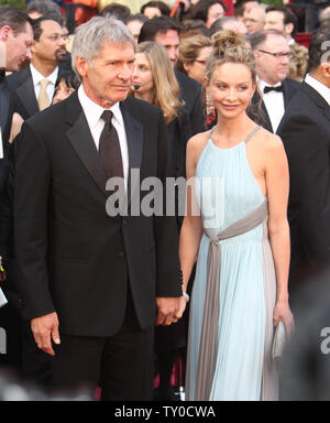 Harrison Ford (L) und Schauspielerin Calista Flockhart kommen für die 80. jährlichen Academy Awards im Kodak Theater in Hollywood, Kalifornien, am 24. Februar 2008. (UPI Foto/Terry Schmitt) Stockfoto