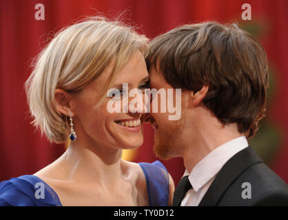 Schottischen Schauspieler James McAvoy (R) und seine Frau Anne-Marie Duff kommen für die 80. jährlichen Academy Awards im Kodak Theater in Hollywood, Kalifornien, am 24. Februar 2008. (UPI Foto/Phil McCarten) Stockfoto