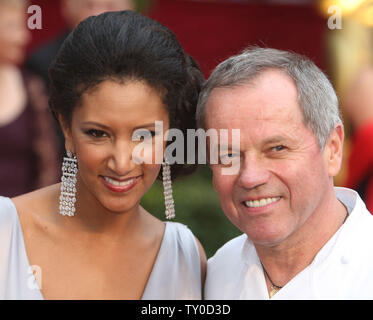 Wolfgang Puck (R) und Frau Handtasche designer Gelila Assefa kommen für die 80. jährlichen Academy Awards im Kodak Theater in Hollywood, Kalifornien, am 24. Februar 2008. (UPI Foto/Terry Schmitt) Stockfoto