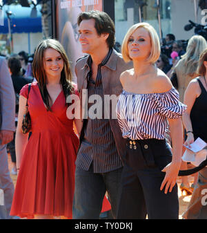 Schauspieler Jim Carrey (C), die Stimme von Horton in der animierten Motion Picture' Horton hört ein Hu!", auf der Grundlage einer Dr. Seuss Geschichte, die die Weltpremiere des Films mit seiner Tochter Jane (L) und Freundin Jenny McCarthy in Los Angeles am 8. März 2008 besucht. (UPI Foto/Jim Ruymen) Stockfoto