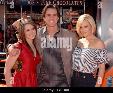 Schauspieler Jim Carrey (C), die Stimme von Horton in der animierten Motion Picture' Horton hört ein Hu!", auf der Grundlage einer Dr. Seuss Geschichte, die die Weltpremiere des Films mit seiner Tochter Jane (L) und Freundin Jenny McCarthy in Los Angeles am 8. März 2008 besucht. (UPI Foto/Jim Ruymen) Stockfoto