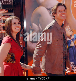 Schauspieler Jim Carrey (R), die Stimme von Horton in der animierten Motion Picture' Horton hört ein Hu!", auf der Grundlage einer Dr. Seuss Geschichte, die die Weltpremiere des Films mit seiner Tochter Jane (L) in Los Angeles am 8. März 2008 besucht. (UPI Foto/Jim Ruymen) Stockfoto