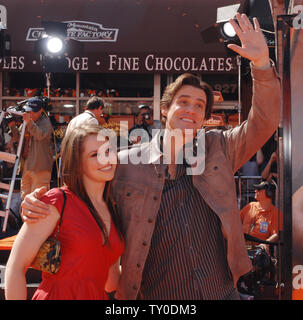 Schauspieler Jim Carrey (R), die Stimme von Horton in der animierten Motion Picture' Horton hört ein Hu!", auf der Grundlage einer Dr. Seuss Geschichte, die die Weltpremiere des Films mit seiner Tochter Jane (L) in Los Angeles am 8. März 2008 besucht. (UPI Foto/Jim Ruymen) Stockfoto