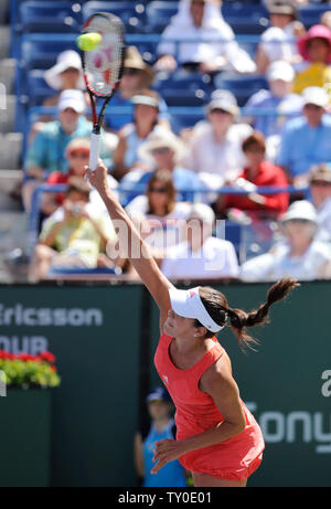 Serbische Spieler Ana Ivanovic serviert während ihrer preisgekrönten Spiel gegen russische Spieler Svetlana Kuznetsova bei den Frauen Finale bei den Pacific Life Open in Indian Wells Tennis Garden im kalifornischen Indian Wells am 23. März 2008. (UPI Foto/Phil McCarten) Stockfoto