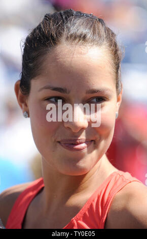 Serbische Spieler Ana Ivanovic lächelt nach ihrem Sieg über die russischen Spieler Svetlana Kuznetsova bei den Frauen Finale bei den Pacific Life Open in Indian Wells Tennis Garden im kalifornischen Indian Wells am 23. März 2008. (UPI Foto/Phil McCarten) Stockfoto