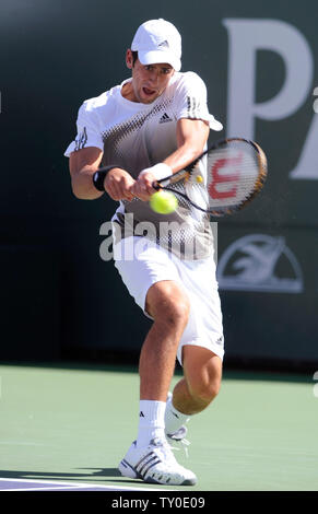 Serbische Spieler Novak Djokovic gibt eine Rückhand geschossen während seinen Gewinn über den Amerikaner Mardy Fish in der Männer Finale bei den Pacific Life Open in Indian Wells Tennis Garden im kalifornischen Indian Wells am 23. März 2008. (UPI Foto/Phil McCarten) Stockfoto