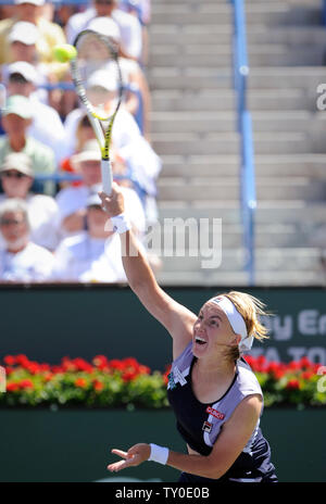 Russische Spieler Svetlana Kuznetsova serviert während ihren Verlust zu Serbischen player Ana Ivanovic im Frauen- Finale der Pacific Life Open in Indian Wells Tennis Garden im kalifornischen Indian Wells am 23. März 2008. (UPI Foto/Phil McCarten) Stockfoto