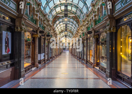 LEEDS, Großbritannien - 2. JUNI 2019: Victoria Quarter, einer der berühmtesten Shoppingviertel in Leeds, Großbritannien Stockfoto