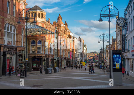 LEEDS, Großbritannien - 2 Juni, 2019: Straße um Leeds City Centre, Vereinigtes Königreich Stockfoto