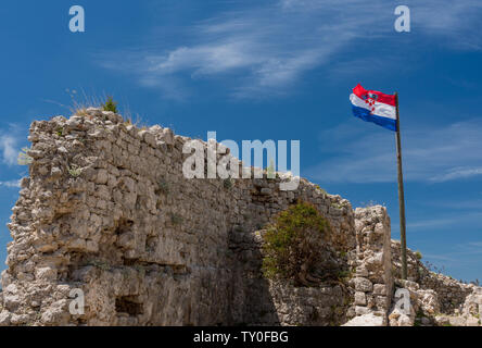 Flagge auf der Festung über der kroatischen Stadt Novigrad in der Gespanschaft Istrien Stockfoto