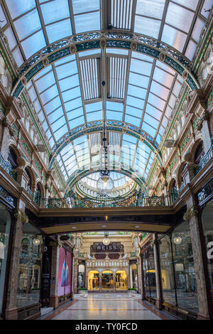 LEEDS, Großbritannien - 2. JUNI 2019: Victoria Quarter, einer der berühmtesten Shoppingviertel in Leeds, Großbritannien Stockfoto