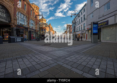 LEEDS, Großbritannien - 2 Juni, 2019: Straße um Leeds City Centre, Vereinigtes Königreich Stockfoto