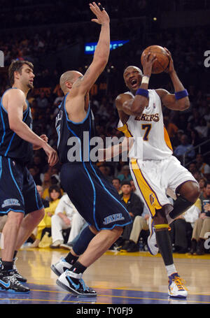 Los Angeles Lakers' Lamar Odom (7) treibt gegen die Utah Jazz Carlos Boozer während der ersten Hälfte Aktion im Spiel 1 der Western Conference Halbfinale in Los Angeles am 4. April 2008. Die Lakers besiegten die Jazz 109-98. (UPI Foto/Seiji Yamada) Stockfoto