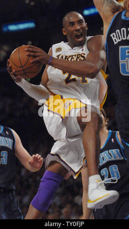 Los Angeles Lakers" Kobe Bryant Antriebe für ein Lay Up gegen die Utah Jazz Carlos Boozer während der zweiten Hälfte Aktion im Spiel 1 der Western Conference Halbfinale in Los Angeles am 4. April 2008. Die Lakers besiegten die Jazz 109-98. (UPI Foto/Seiji Yamada) Stockfoto