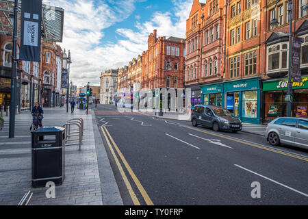 LEEDS, Großbritannien - 2 Juni, 2019: Straße um Leeds City Centre, Vereinigtes Königreich Stockfoto