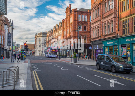 LEEDS, Großbritannien - 2 Juni, 2019: Straße um Leeds City Centre, Vereinigtes Königreich Stockfoto