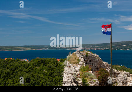 Flagge auf der Festung über der kroatischen Stadt Novigrad in der Gespanschaft Istrien Stockfoto