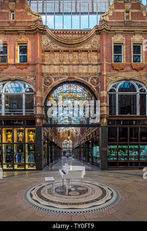 LEEDS, Großbritannien - 2. JUNI 2019: Victoria Quarter, einer der berühmtesten Shoppingviertel in Leeds, Großbritannien Stockfoto