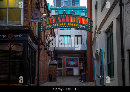 LEEDS, Großbritannien - 2. JUNI 2019: Landschaft rund um Stadt Leeds, eine Stadt in West Yorkshire, England, Großbritannien Stockfoto