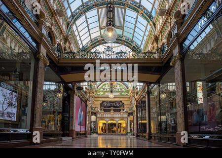 LEEDS, Großbritannien - 2. JUNI 2019: Victoria Quarter, einer der berühmtesten Shoppingviertel in Leeds, Großbritannien Stockfoto