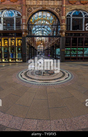 LEEDS, Großbritannien - 2. JUNI 2019: Victoria Quarter, einer der berühmtesten Shoppingviertel in Leeds, Großbritannien Stockfoto