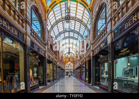 LEEDS, Großbritannien - 2. JUNI 2019: Victoria Quarter, einer der berühmtesten Shoppingviertel in Leeds, Großbritannien Stockfoto