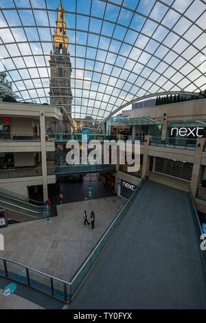 LEEDS, Großbritannien - 2. JUNI 2019: Trinity Leeds, einem Einkaufszentrum in der viktorianischen Viertel von Leeds, England, Vereinigtes Königreich Stockfoto