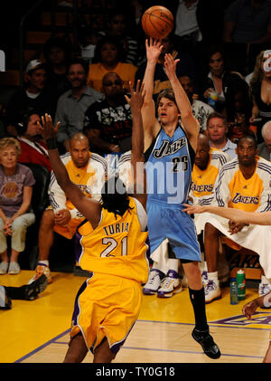 Utah Jazzs" Kyle Korver (26) Kerben über Los Angeles Lakers" Ronny Turiaf (21) während der ersten Hälfte Aktion im Spiel 5 der Western Conference Halbfinale in Los Angeles am 14. Mai 2008. Die Lakers besiegten die Jazz 111-104. (UPI Foto/Jon SooHoo) Stockfoto