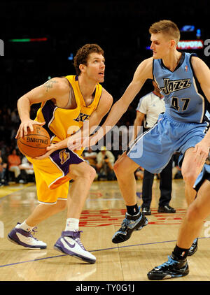 Los Angeles Lakers Luke Walton bereitet gegen Utah Jazz forward Andrei Kirilenko (R) während der zweiten Hälfte Aktion im Spiel 5 der Western Conference Halbfinale in Los Angeles am 14. Mai 2008 zu schießen. Die Lakers besiegten die Jazz 111-104. (UPI Foto/Jon SooHoo) Stockfoto