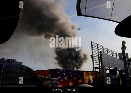 Rauch aufsteigt, über Universelle gehen, wie ein Feuer außer Kontrolle auf dem backlot mit Film setzt in den Universal Studios in Universal City, Kalifornien, 12 Meilen von der Innenstadt von Los Angeles Juni 1, 2008 gefüllt tobt. Das gigantische Feuer zerstört Ateliers, viel von der New York City Straßenbild und brannte durch die King Kong Segment des beliebten backlot Tour. (UPI Foto/Jim Ruymen) Stockfoto