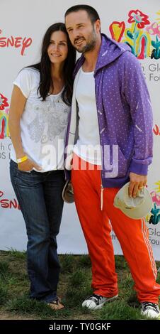 Schauspieler David Arquette und seine Frau, die Schauspielerin Courteney Cox kommen für eine Zeit für Helden Celebrity Carnival die Elizabeth Glazer Pediatric AIDS Foundation", auf die Veteran-leitung Gelände in Los Angeles am 8. Juni 2008 zu profitieren. (UPI Foto/Jim Ruymen) Stockfoto