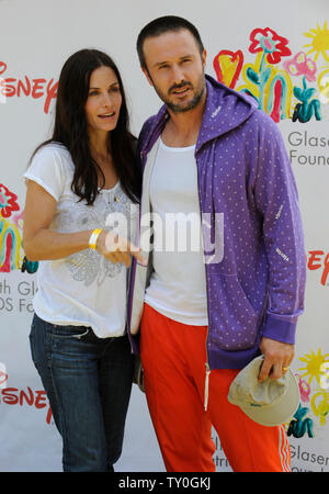 Schauspieler David Arquette und seine Frau, die Schauspielerin Courteney Cox kommen für eine Zeit für Helden Celebrity Carnival die Elizabeth Glazer Pediatric AIDS Foundation", auf die Veteran-leitung Gelände in Los Angeles am 8. Juni 2008 zu profitieren. (UPI Foto/Jim Ruymen) Stockfoto