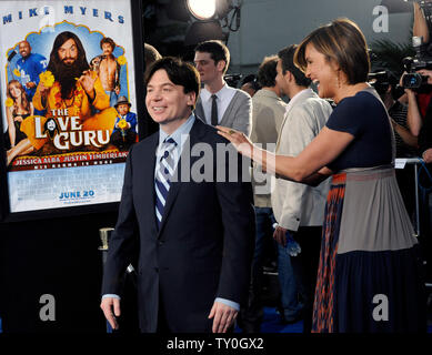 Mike Myers (L) und Mariska Hargitay, Darsteller in der motion picture Komödie "Love Guru", die Premiere des Films am Grauman's Chinese Theater in Hollywood" in Los Angeles am 11. Juni 2008 teilnehmen. (UPI Foto/Jim Ruymen) Stockfoto