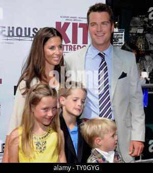 Chris O'Donnell, der Mitglied in der dramatischen Komödie motion picture 'Kit Kittredge: Ein amerikanisches Mädchen", die Premiere des Films mit seiner Frau Caroline Fentress und ihre Tochter Lily und Söhne Christopher und Charles (L-R) an der Waldung in Los Angeles am 14. Juni 2008 besucht. (UPI Foto/Jim Ruymen) Stockfoto