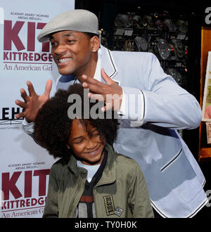 Schauspieler Will Smith und sein Sohn Jaden Besuchen die Premiere des dramatischen Komödie motion picture 'Kit Kittredge: Ein amerikanisches Mädchen', an der Waldung in Los Angeles am 14. Juni 2008. (UPI Foto/Jim Ruymen) Stockfoto