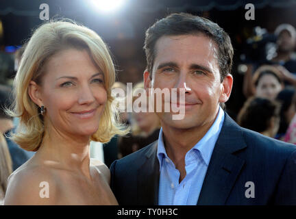 Steve Carell, der Maxwell Smart in der motion picture Komödie schildert "Get Smart", sorgt sich die Premiere des Films mit seiner Frau Nancy Wände in Los Angeles am 16. Juni 2008. (PI Foto/Jim Ruymen) Stockfoto