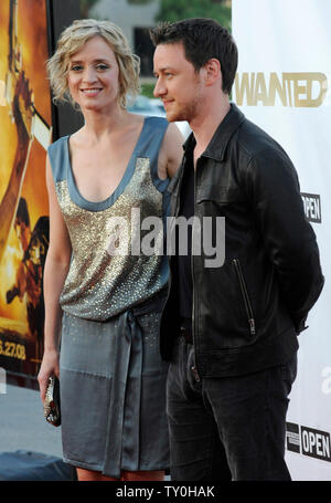 Schauspieler James McAvoy, der Mitglied in der motion picture Action-thriller "wollte", sorgt sich die Premiere des Films mit Anne-Marie Duff während der Nacht der Los Angeles Film Festival in Los Angeles am 19. Juni 2008. (UPI Foto/Jim Ruymen) Stockfoto