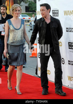 Schauspieler James McAvoy, der Mitglied in der motion picture Action-thriller "wollte", sorgt sich die Premiere des Films mit Anne-Marie Duff während der Nacht der Los Angeles Film Festival in Los Angeles am 19. Juni 2008. (UPI Foto/Jim Ruymen) Stockfoto