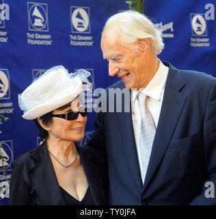 Yoko Ono (L), die Witwe des ehemaligen Beatles Mitglied John Lennon und die Beatles Musik Produzent Sir George Martin Besuchen des Grammy Grundlage Starry Night Gala zu Ehren Martin in Los Angeles am Juli 12, 2008, (UPI Foto/Jim Ruymen) Stockfoto