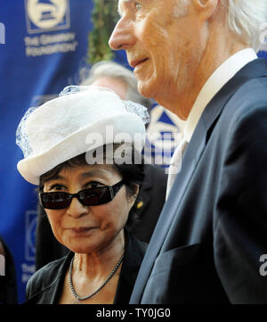 Yoko Ono (L), die Witwe des ehemaligen Beatles Mitglied John Lennon und die Beatles Musik Produzent Sir George Martin Besuchen des Grammy Grundlage Starry Night Gala zu Ehren Martin in Los Angeles am Juli 12, 2008, (UPI Foto/Jim Ruymen) Stockfoto