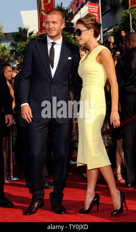 Soccer player David Beckham und seine Frau Victoria kommen für die ESPY Awards bei Nokia Theater in Los Angeles am 16. Juli 2008. (UPI Foto/Jim Ruymen) Stockfoto