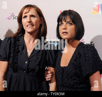 Schauspielerinnen Molly Shannon (L) und Selma Blair, Stars der Serie "Kath & Kim", nehmen an der NBC All-Star-Party in Beverly Hills, Kalifornien am 20. Juli 2008. (UPI Foto/Jim Ruymen) Stockfoto