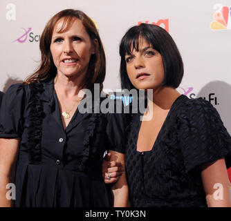 Schauspielerinnen Molly Shannon (L) und Selma Blair, Stars der Serie "Kath & Kim", nehmen an der NBC All-Star-Party in Beverly Hills, Kalifornien am 20. Juli 2008. (UPI Foto/Jim Ruymen) Stockfoto