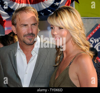 Kevin Costner, der in der motion picture Komödie Flügel stimmen Sterne', und seine Frau Christine Baumgartner an der Premiere des Films im El Capitan Theatre in Hollywood" in Los Angeles am 24. Juli 2008. (UPI Foto/Jim Ruymen) Stockfoto